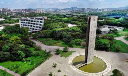 Foto do relógio da USP