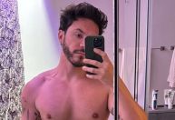 Eliezer mostra tanquinho e relembra trajetória fitness do ano: "Orgulhoso"
