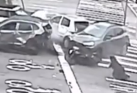 Vídeo: carro de luxo não para no semáforo e causa engavetamento em SP