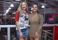 No Brasil, Luana Piovani curte ensaio do Salgueiro com Viviane Araújo