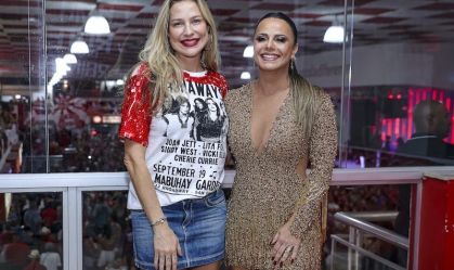 No Brasil, Luana Piovani curte ensaio do Salgueiro com Viviane Araújo