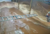 Com escada, moradores tentam salvar influenciadora que morreu em enxurrada; veja vídeo