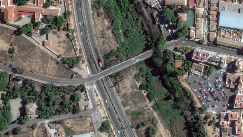 Imagens aéreas mostram ponte e rodovia em Valência, na Espanha, antes de enchentes, em 31 de outubro