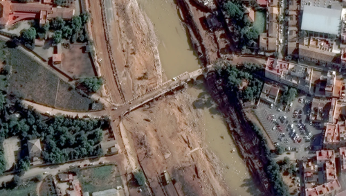 Imagens aéreas mostram ponte danificada em Valência, na Espanha, depois de enchentes, em 31 de outubro