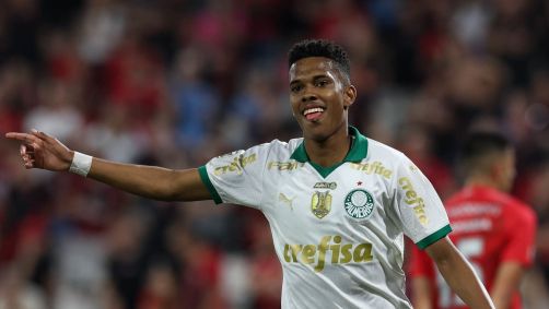 Estevão celebra seu gol com a camisa do Palmeiras