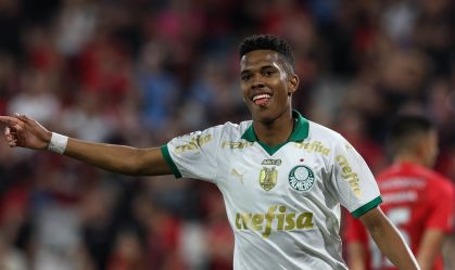 Estevão celebra seu gol com a camisa do Palmeiras