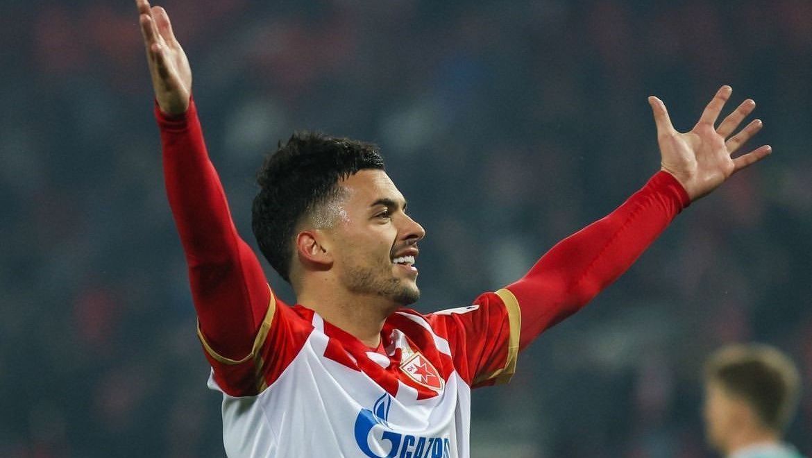 Jogador do Estrela Vermelha comemora gol