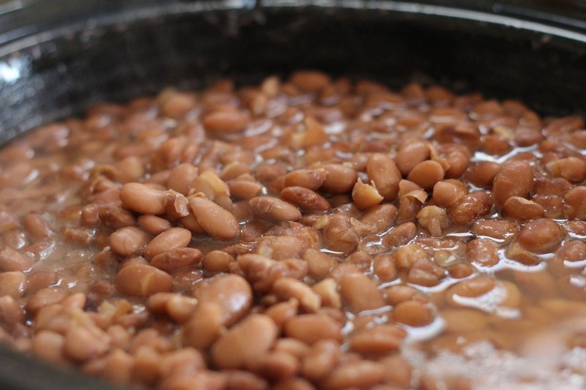 Precisa lavar o arroz antes de cozinhar? Veja o que muda na receita