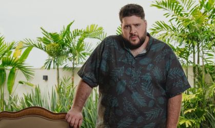 Felipe Hintze faz peça sobre bullying e lembra da infância: "Dei chutes nele"