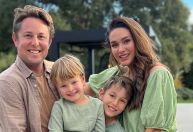 Atriz Fernanda Machado mostra clique raro com marido americano e filhos