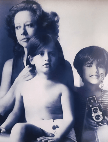 Fernanda Torres resgatou foto do passado ao lado da mãe e do irmão • Instagram/Fernanda Torres