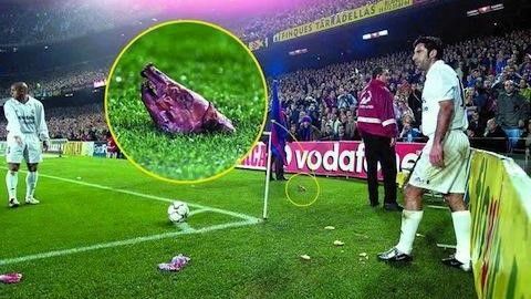 Torcida do Barcelona arremessou cabeça de porco na direção de Luís Figo • Foto: Reprodução