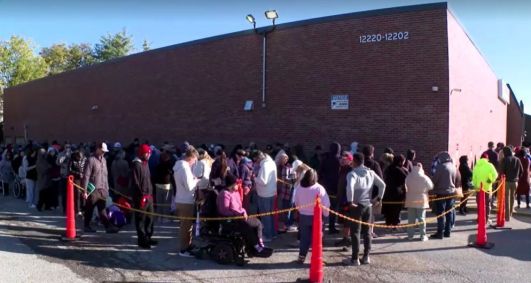 Americanos vão as urnas nesta terça-feira (5); fila em local de votação no estado de Nebraska