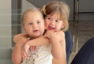 Virginia registra momento de fofura entre as filhas: "Muito amor envolvido"