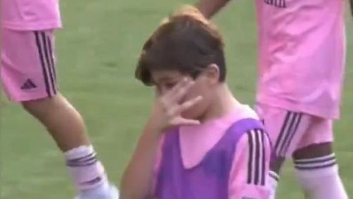 Thiago, filho mais velho de Messi, chora ao deixar o gramado