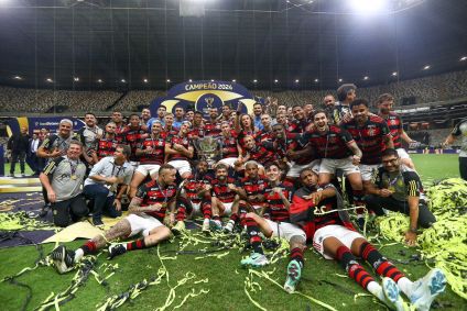 Jogadores do Flamengo comemoram o título no gramado da Arena MRV