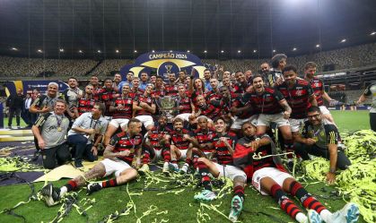 Jogadores do Flamengo comemoram o título no gramado da Arena MRV