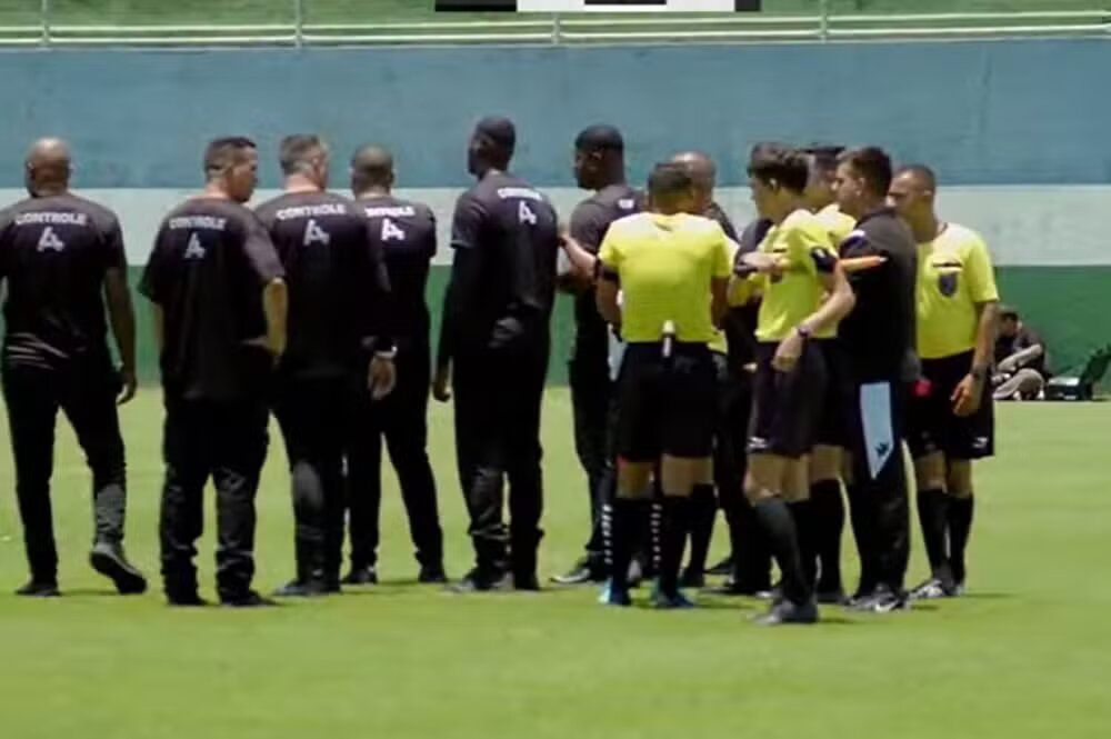 Duelo entre Vasco e Flamengo termina em confusão