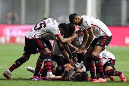 Jogadores do Flamengo comemorando o gol de David Luiz