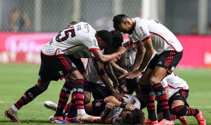 Jogadores do Flamengo comemorando o gol de David Luiz