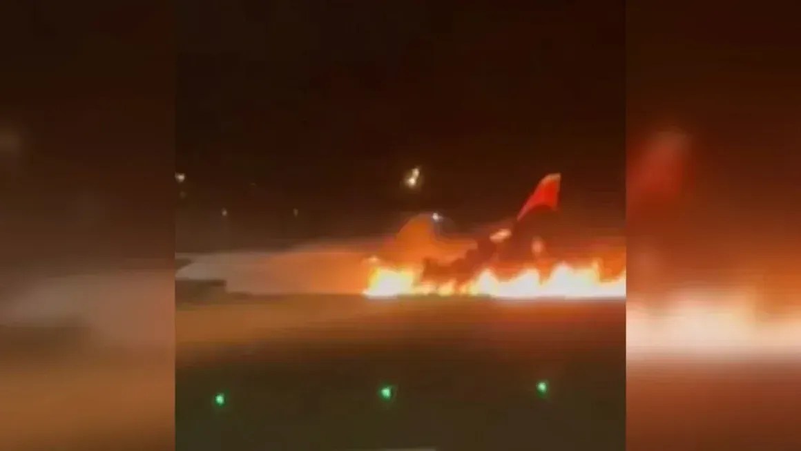 Imagem de um vídeo da mídia estatal russa RIA Novosti mostra um avião de passageiros em chamas no Aeroporto de Antália, na Turquia, em 24 de novembro