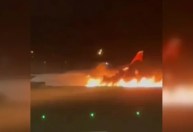 Motor de avião de passageiros pega fogo após pouso na Turquia