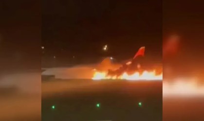 Motor de avião de passageiros pega fogo após pouso na Turquia