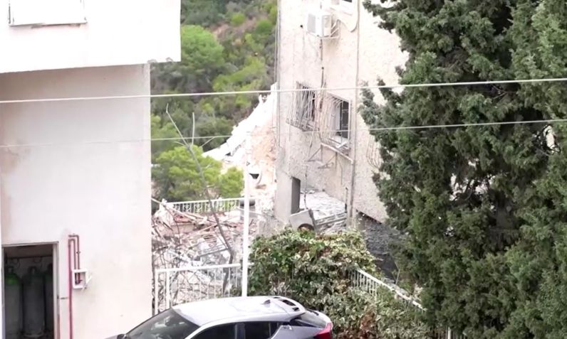 Prédio em Israel após ser atingido por foguetes disparados do Líbanos neste domingo (24) • Reprodução/Reuters