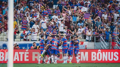 Equipe do Fortaleza comemora gol sobre o Vasco no Castelão
