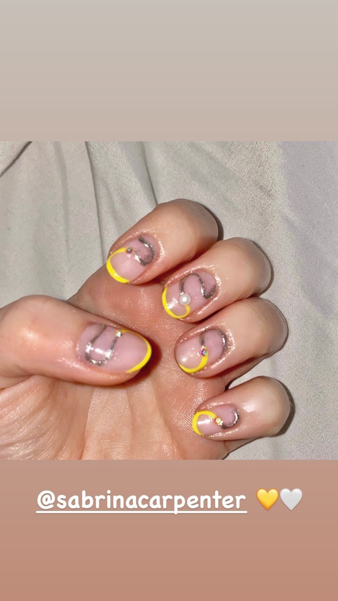 Unhas de Sabrina Carpenter com francesinha amarela • Instagram/Sabrina Carpenter
