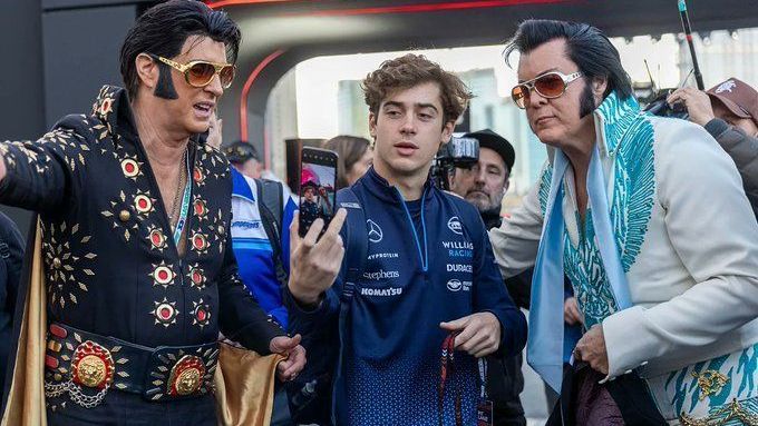 Franco Colapinto, da Williams tira foto com covers de Elvis Presley