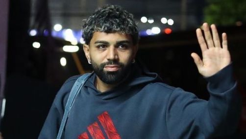 Gabigol acena para a torcida em chegada ao hotel em Belo Horizonte
