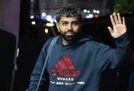 Copa do Brasil: Flamengo desembarca em BH e é recebido por torcedores em hotel