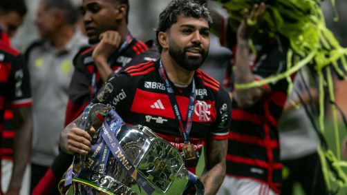 Gabigol com a taça da Copa do Brasil 2024