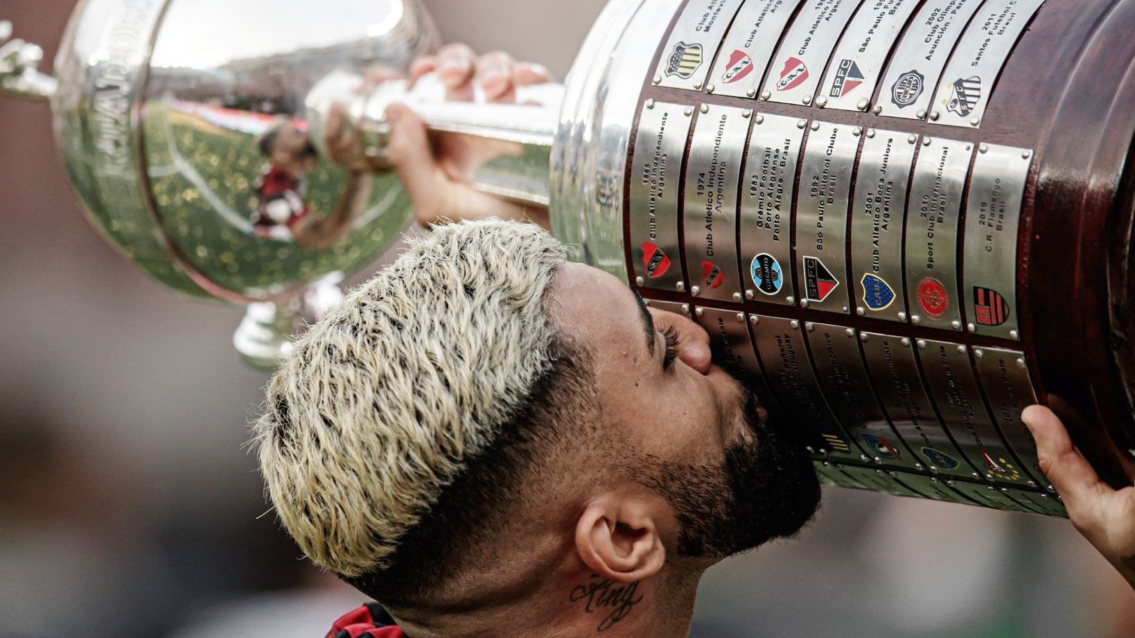 Gabigol com a taça da Libertadores em 2019