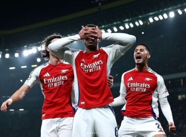 Gabriel Magalhães comemora seu gol pelo Arsenal imitando Gyokeres