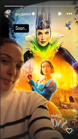 Gal Gadot posou ao lado do pôster do live-action de "Branca de Neve" • Instagram/Gal Gadot