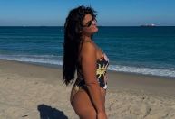Filha de Flávia Alessandra posa em praia de Miami: "Meu lugar feliz"