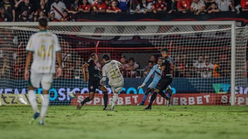 Raphael Veiga fez o primeiro gol da vitória do Palmeiras contra o Atlético-GO