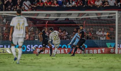 Palmeiras vence Atlético-GO e assume liderança do Brasileirão