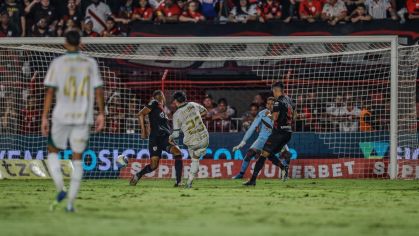 Raphael Veiga fez o primeiro gol da vitória do Palmeiras contra o Atlético-GO