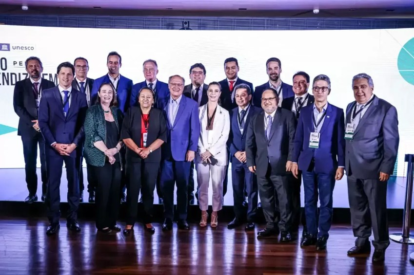 Alckmin (na primeira fila, ao centro) participou de evento do Todos pela Educação e da Unesco em Brasília em 15 de dezembro de 2022 • 15/12/2022 - Divulgação/Todos Pela Educação