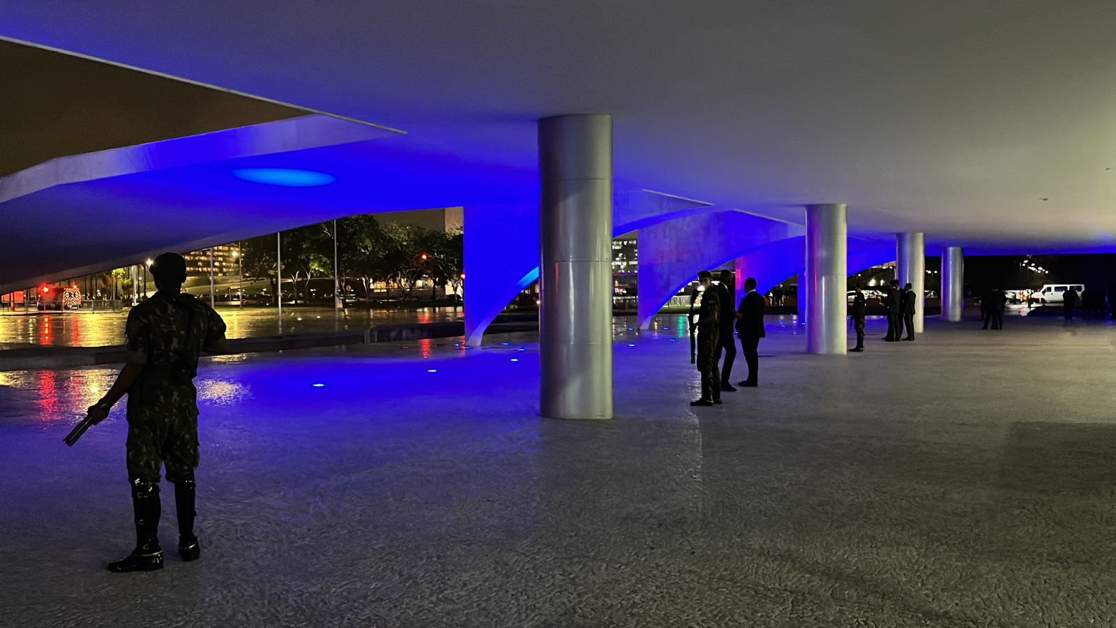 Imagem de destaque do post: Lula mantém agendas no Planalto após explosões na Praça dos Três Poderes