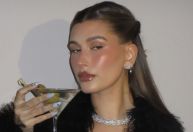 Após dar à luz o 1º filho com Justin, Hailey Bieber comemora 28 anos; veja