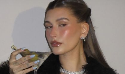 Após dar à luz o 1º filho com Justin, Hailey Bieber comemora 28 anos; veja