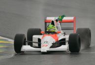 Hamilton pilota McLaren histórica de Senna e levanta bandeira do Brasil; assista
