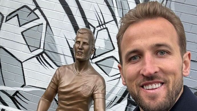 Harry Kane foi homenageado com uma estátua em Londres
