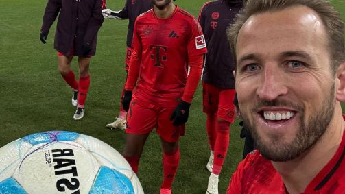 Harry Kane com a bola do jogo após marcar hat-trick pelo Bayern contra o Augsburg