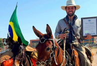 Conheça homem que percorre 10.000 km de mula para ir à Festa do Peão de Barretos