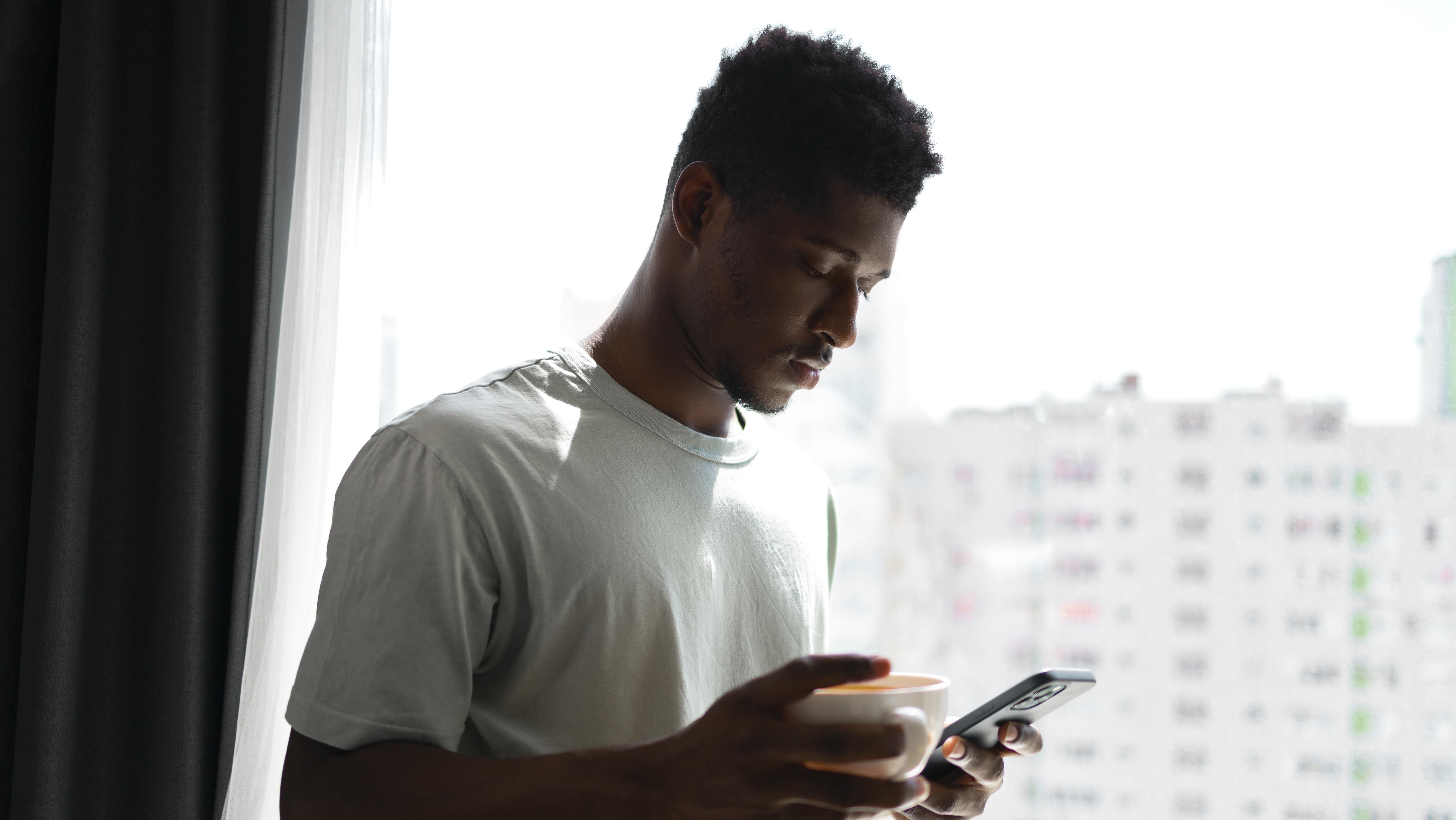 Buscar orientação sobre saúde mental nas redes sociais não substitui o trabalho de uma equipe especializada